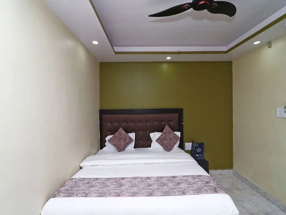 OYO 15169 Hotel Rk Inn