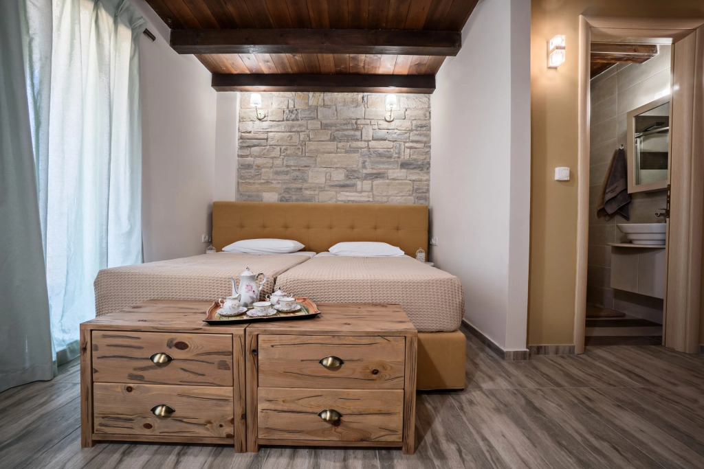 Dreamcatcher Villa Outdoor Indoor Pool hot tub
