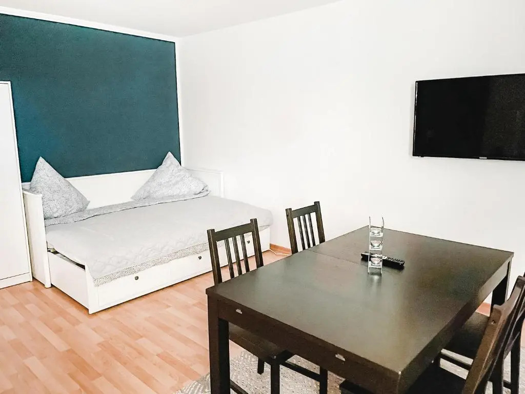 Schöne Wohnung, eigene Terrasse, privater Parkplatz, Wi-Fi, Waschmaschine, 3P