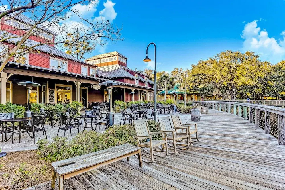 Oceanfront Condo With Spacious Balcony, Great Views, AC & Outdoor Pooloc