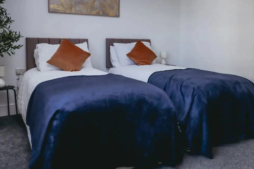 Elizabeth Line Retreat Modern 2BR Flat in Hayes