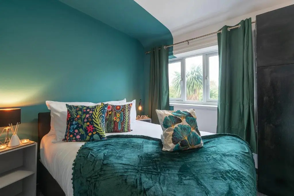 J's FrEsH Newly RefurB 2 Bedroom Garden Parking