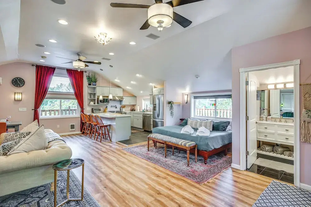 5 Mi to Dtwn Tacoma: Modern Studio Retreat