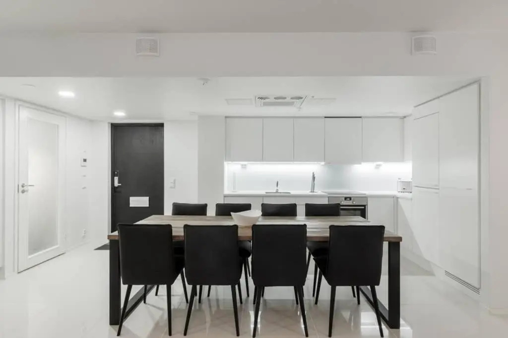 Sleek and Spacious 3 BR Apartment in City Centre