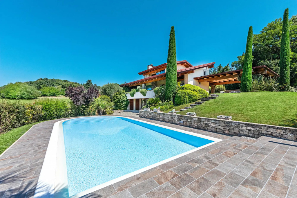 Villa Vittoria con Piscina e Vista Lago by Wonderful Italy