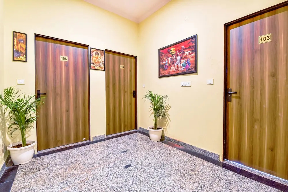 FabHotel Golden Manor Inn