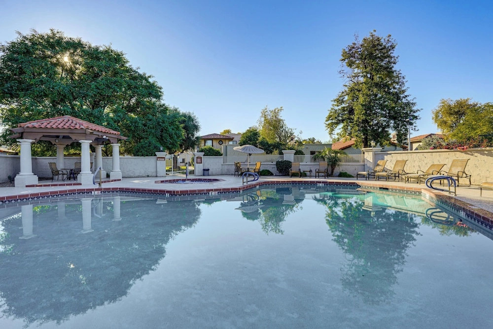 Steps to Golf & Greenbelt! Elegant Scottsdale Unit