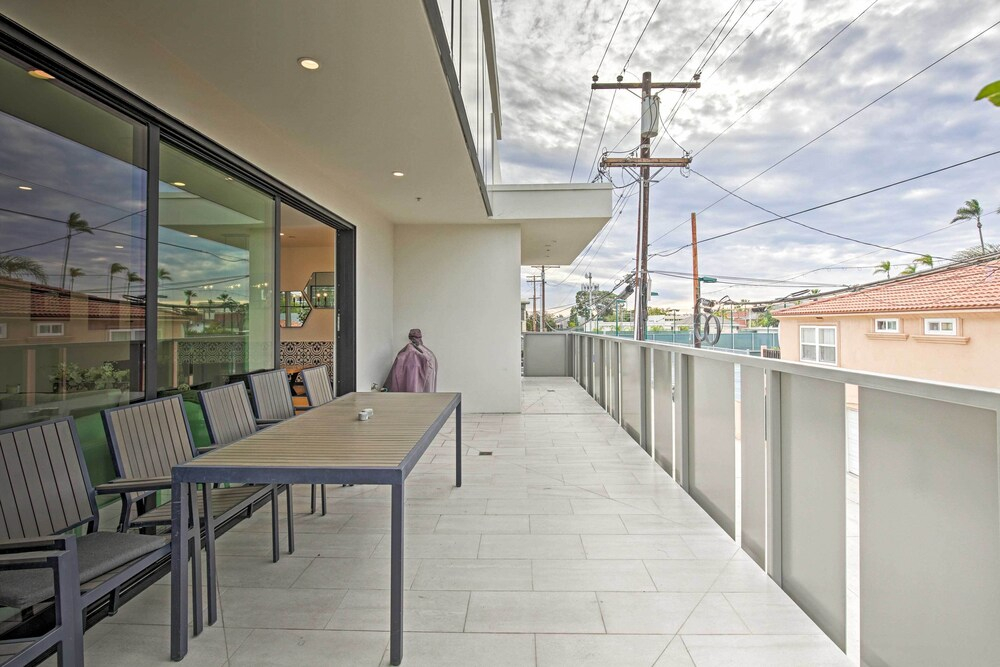 Chic Coronado Retreat w/ Patio & 4 Cruiser Bikes!