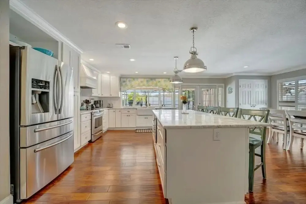 The Crown House 4b Pool Home 6 Mins to IR Beach