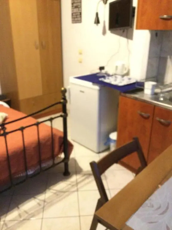 Marias 2 Studios Apartments Flats to Let -heart city ,50m harbor Chantzara
