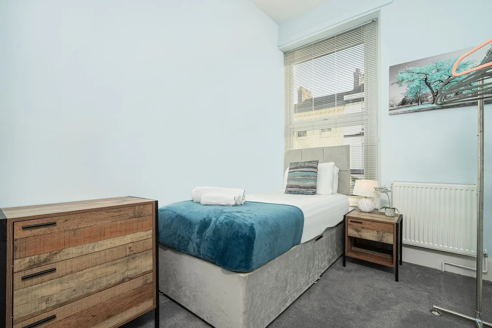 JOIVY Charming 4-Bed House Near The Hoe Park