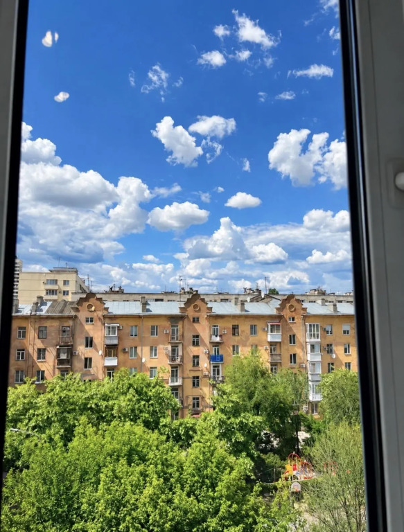 Саквояж на улице Чуйкова