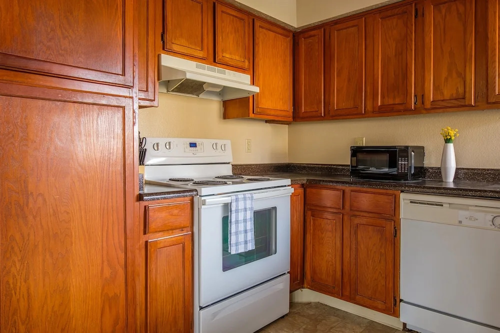 2 BR Apt w/ Pool, Laundry & Wifi by Frontdesk