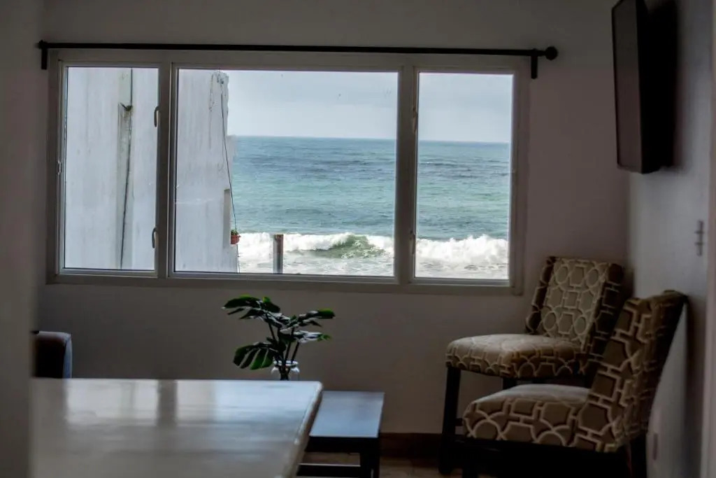 Beautiful 3 BDR 2,5 Bath- Steps from Beach w/PKG