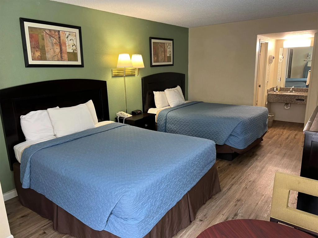Days Inn by Wyndham Southern Hills/ORU