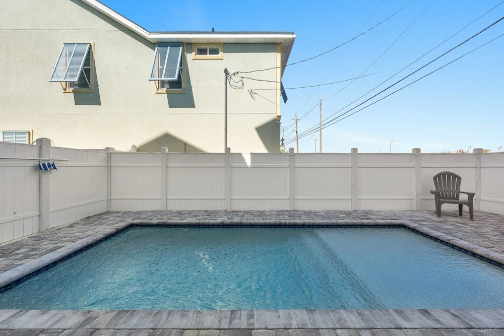 Spectacular 3br 4ba w/ Private Pool, 2 Min Walk to Beach - Sleeps 15!
