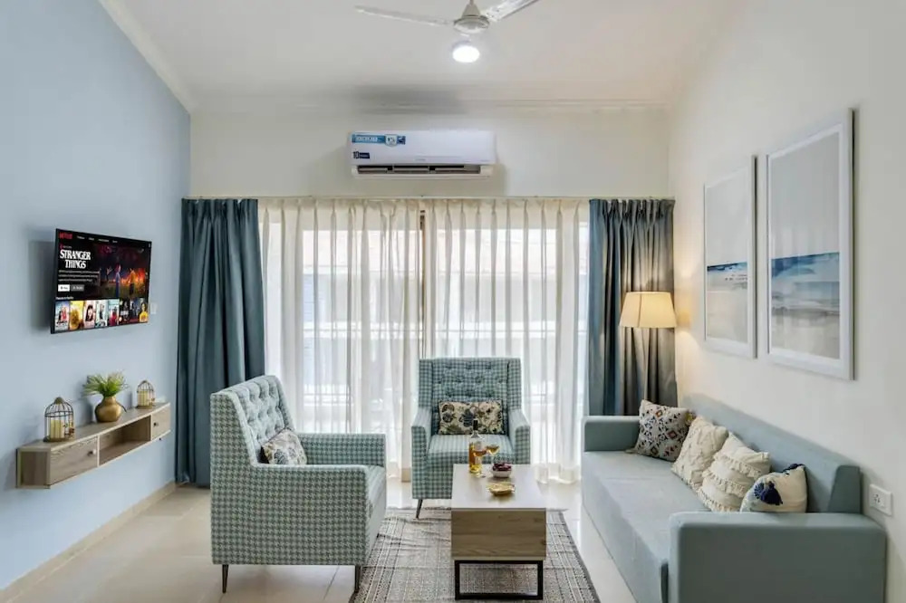 Luxe 1bhk w Pool Sauna 1km to the Beach