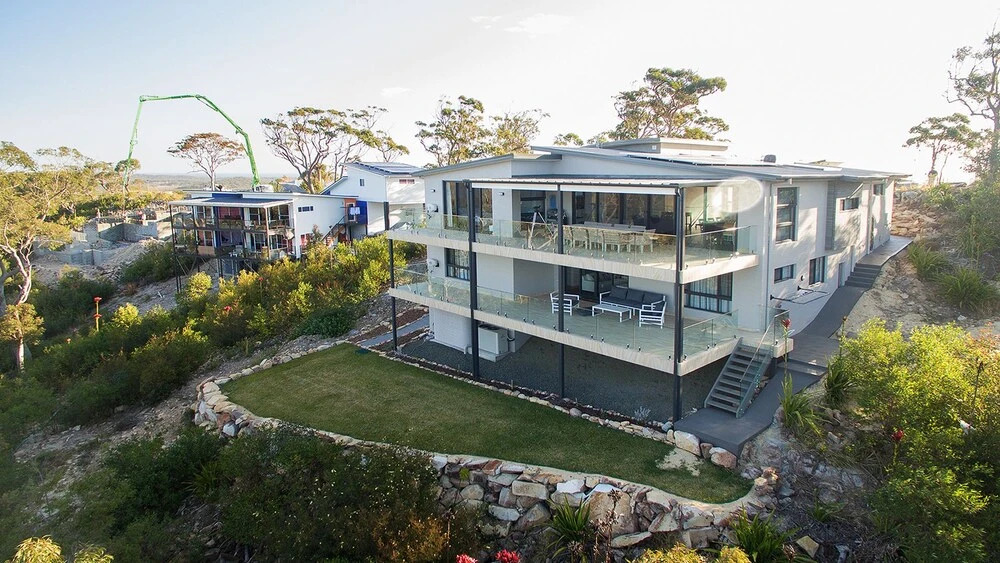 Hilltop Hideaway - Breathtaking views, moments to beach!