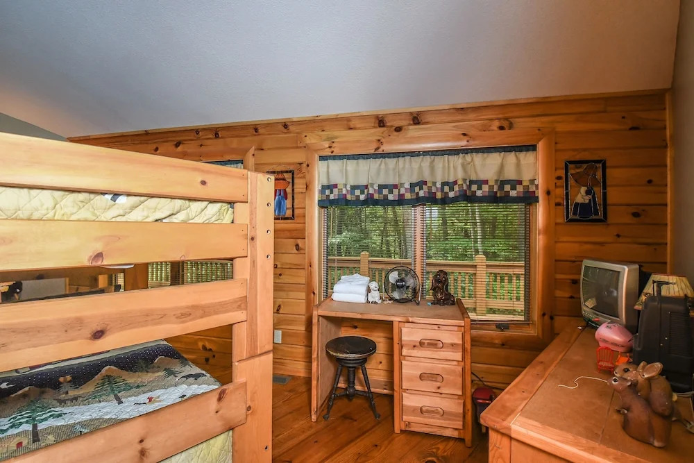 Cozy Cabin 4 Bedroom House