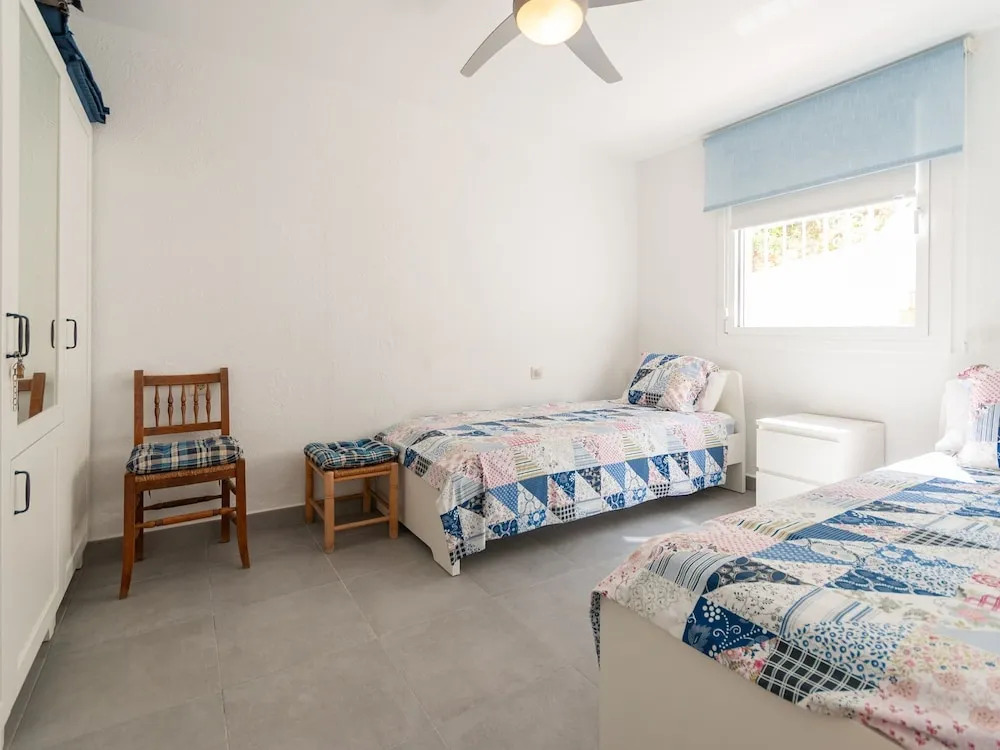 Cozy Apartment in Roses with Sea Nearby