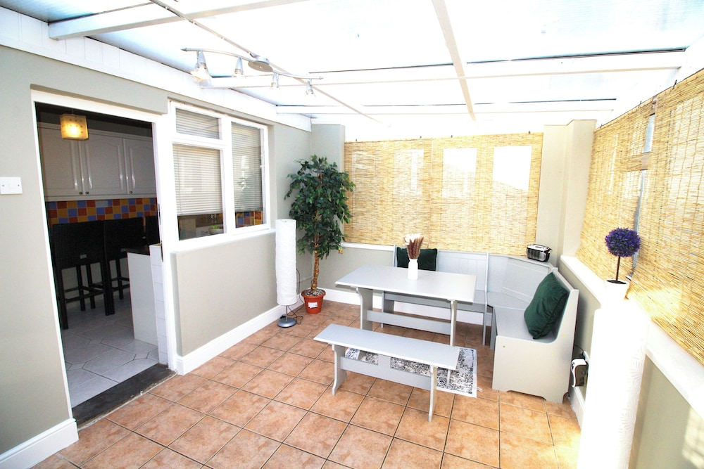 Large Bungalow - 3 Beds 2 Baths - Very Large Enclosed Garden - Dogs Stay Free