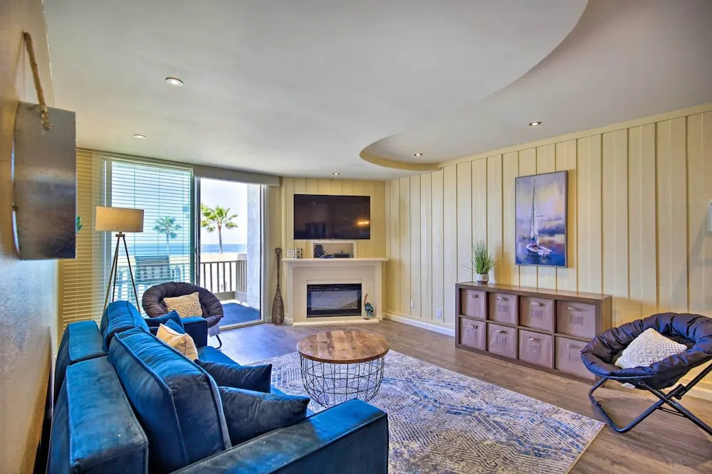 Stunning Oceanside Condo: Walk to the Beach!