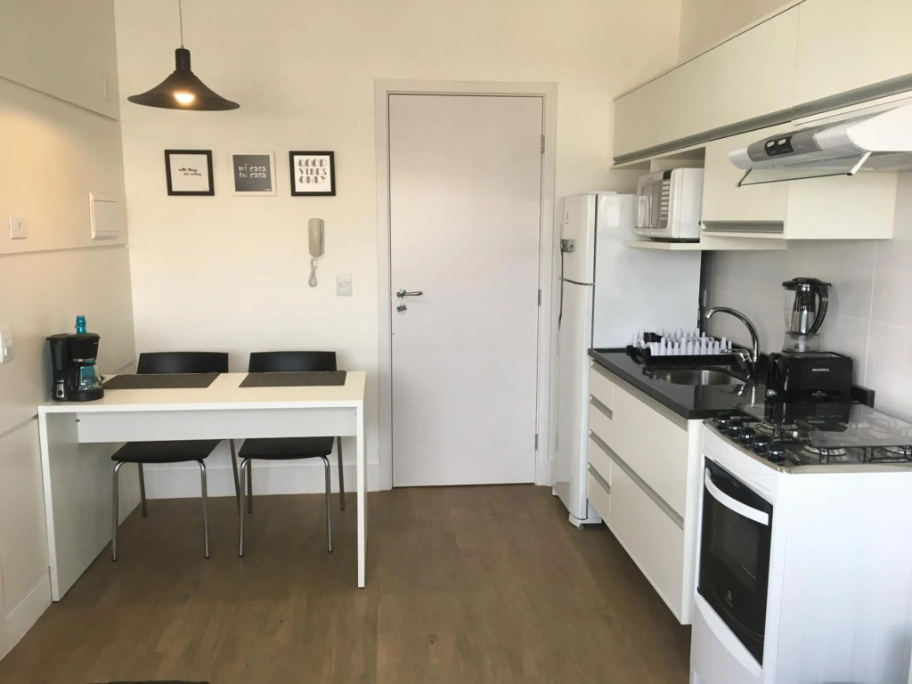 709- Apartamento Decorado Encantador, mobiliado, amplo, cozinha completa, Excelente localização no Rebouças
