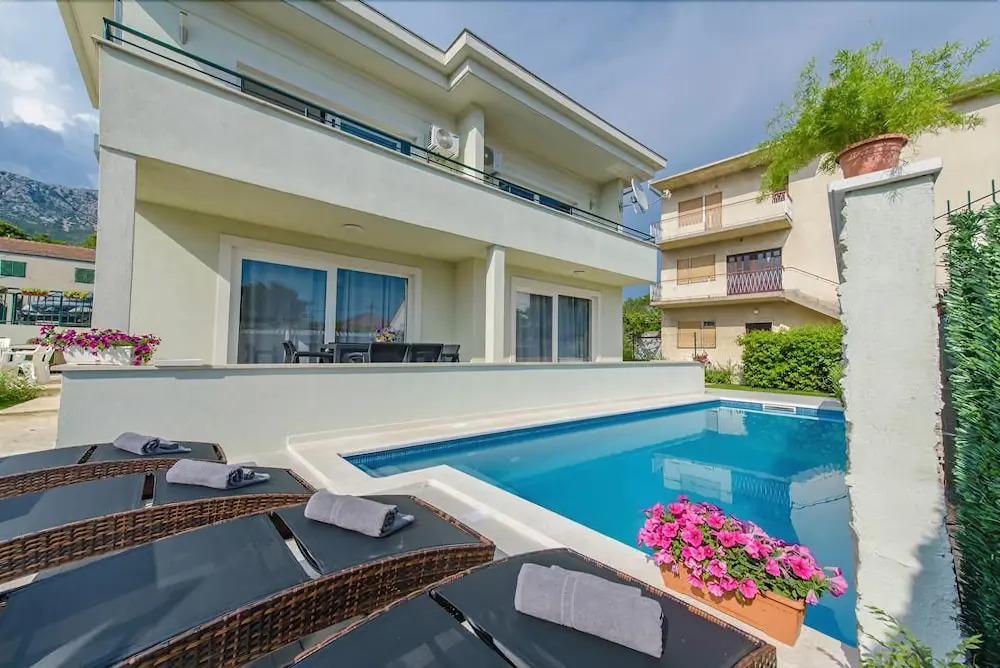 Villa Barbara-Kastela with heated pool