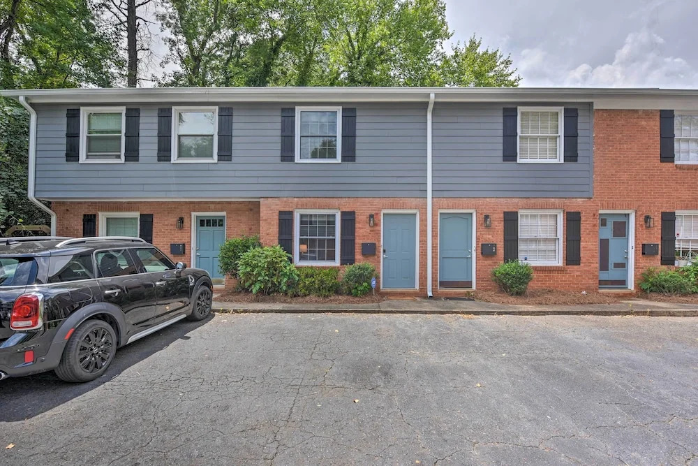 Charlotte Condo w/ Patio: 4 Mi to Downtown!