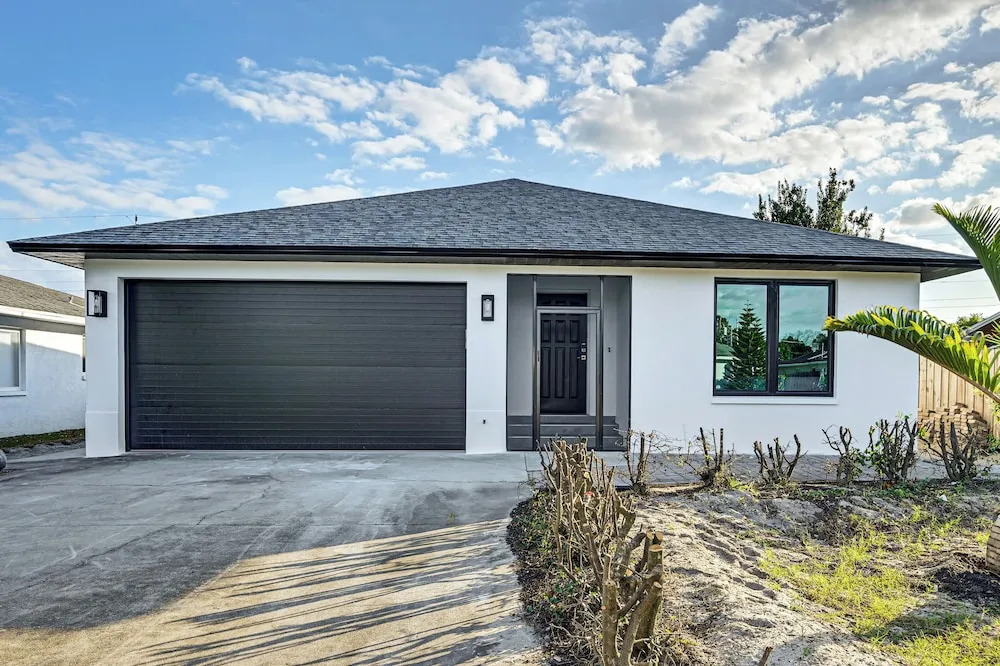 1 Mi to Beach! Modern Tropical Retreat in Naples