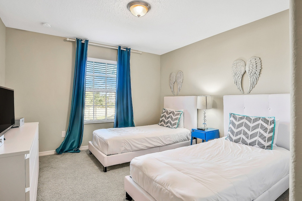 2-story Townhouse Near Disney W/private Heated Pool, Shared Clubhouse, Gym, AC