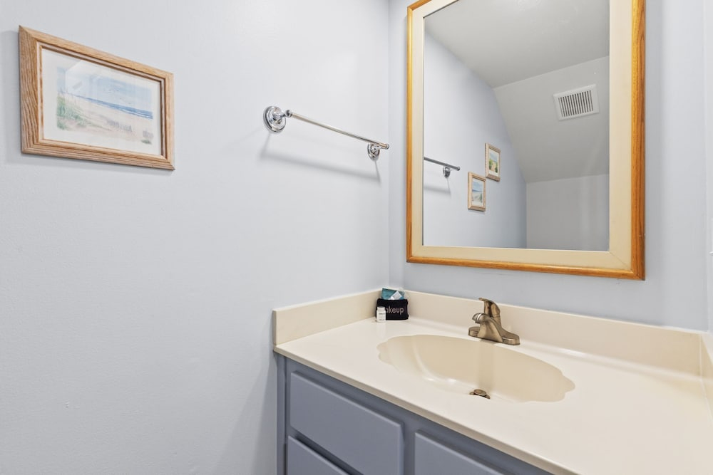 Go-jo Getaway! Coastal Comfort, 2BR Beachfront Townhouse, Sleeps 6