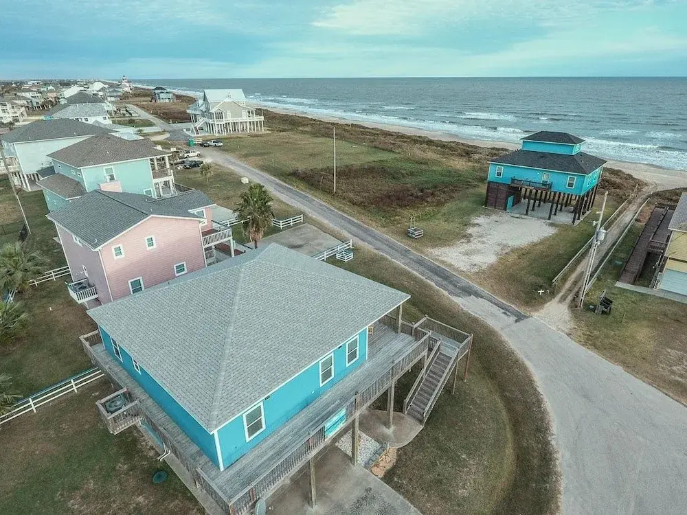 Coastal Cajun Getaway On The Beach! 3 Bedroom Home by Redawning