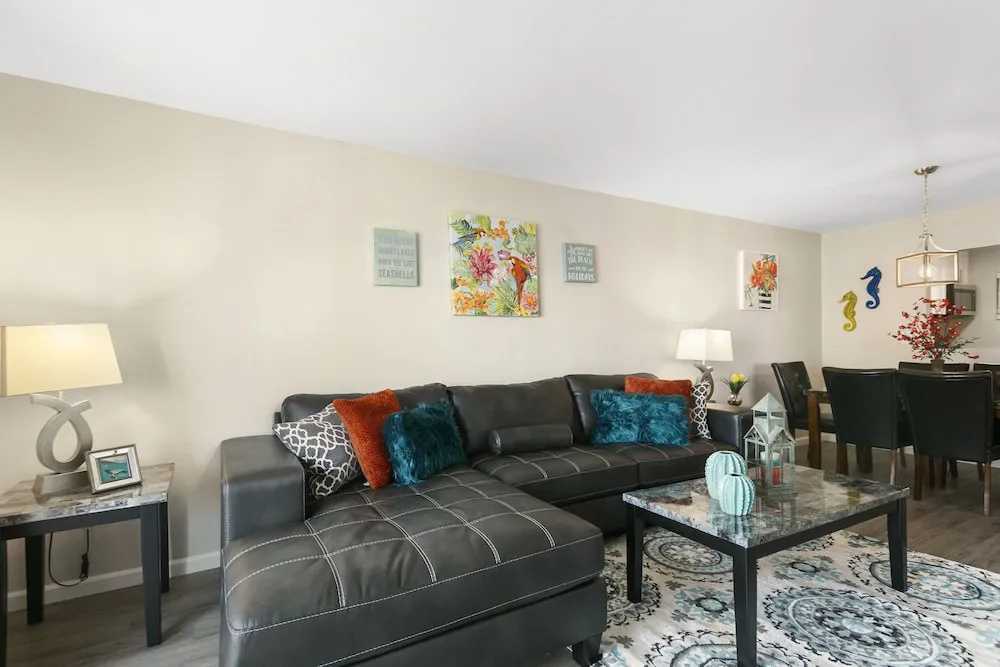 2 Bedroom 2Bath Deluxe Apt with Patio