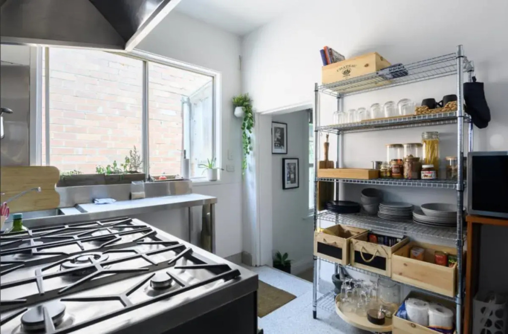 Your home on Smith St Collingwood (With Parking)