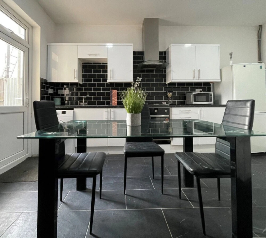 Modern 4 Bedroom House Near City Center