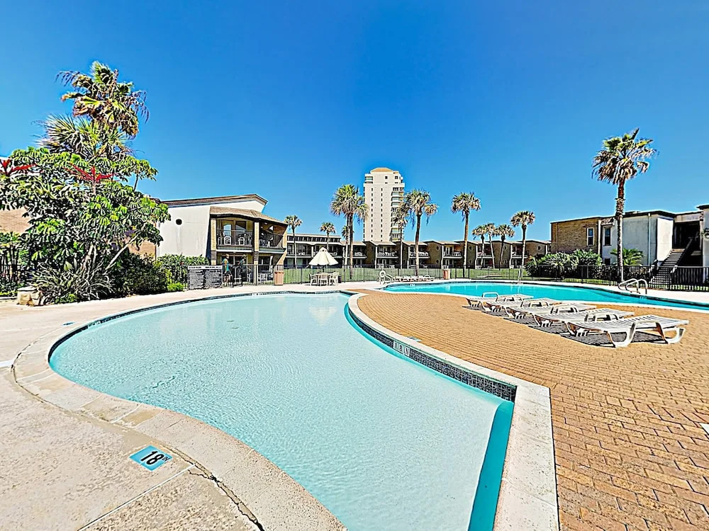 New Listing! Posh W/ Pool - Steps To Beach 2 Bedroom Condo