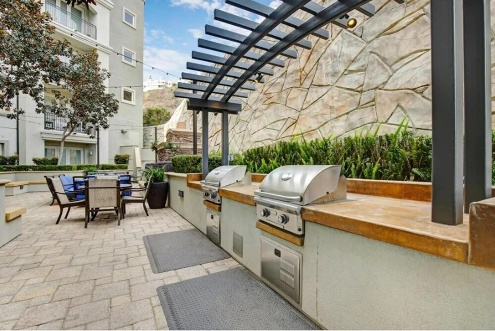 Yes it s Right 2 Suites and 3 Baths in the Heart of San Diego FB2