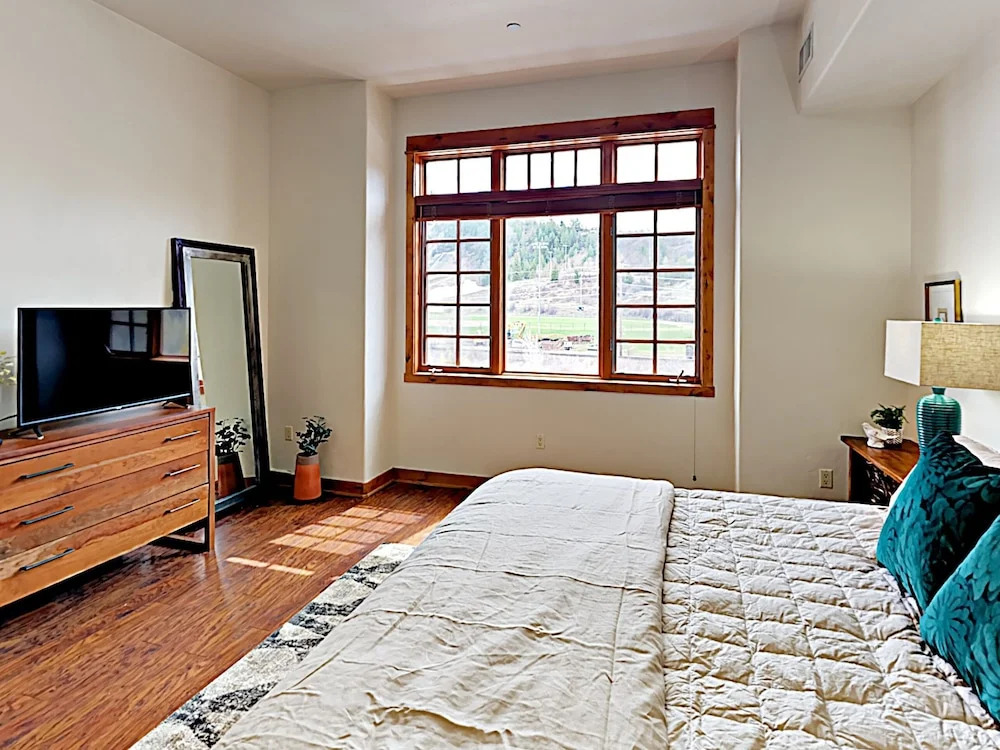 Downtown Gem 2br/2.5ba Overlooking The Yampa River 2 Bedroom Condo