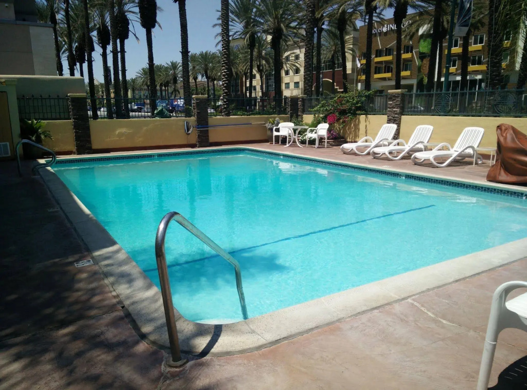 Anaheim Islander Inn and suites near Park and Convention center