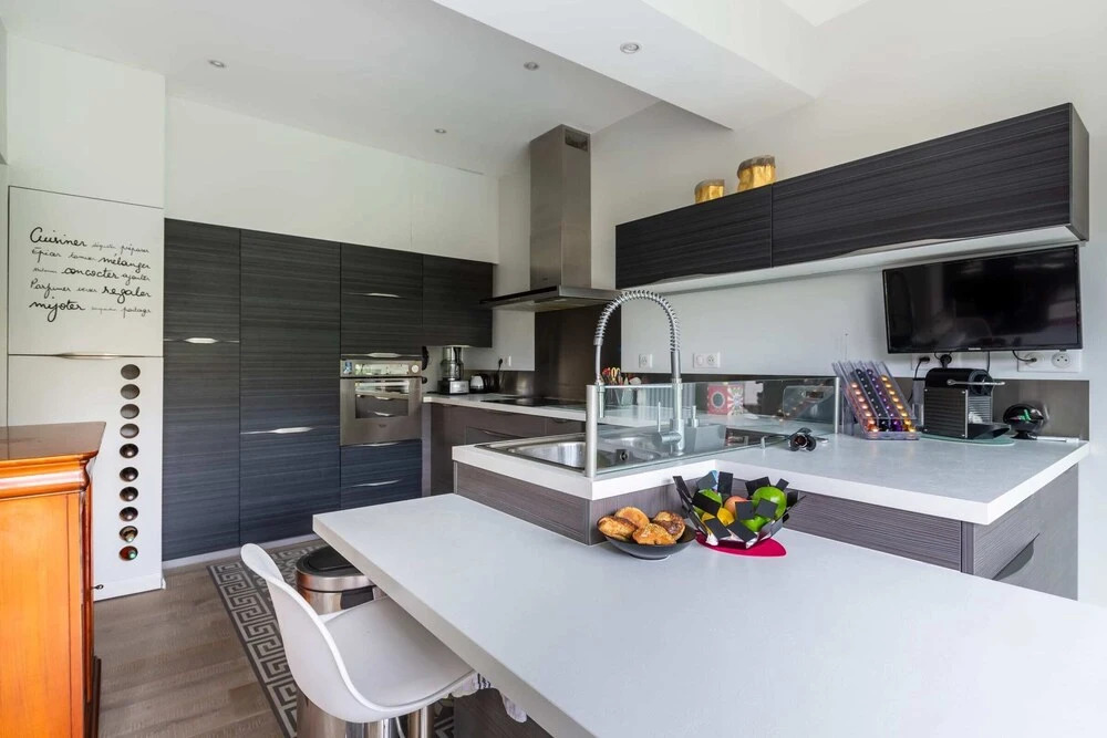 Bright 3BR Apartment With Garden in Gambetta