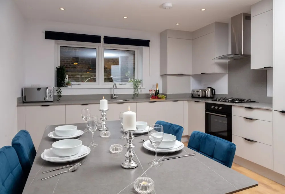 Deluxe South Central London Apartment