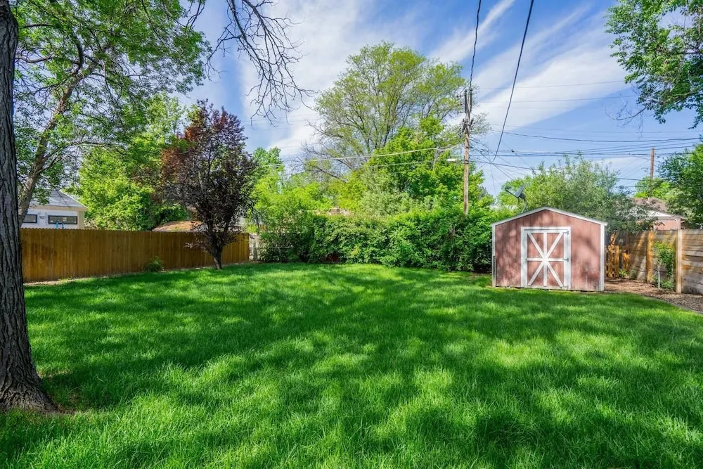 The Denver Den in Mayfair Park Enormous Backyard With Grill Sleeps 7
