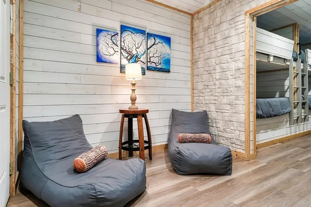 Stunning Cabin w Hot Tub Pool Table Arcades