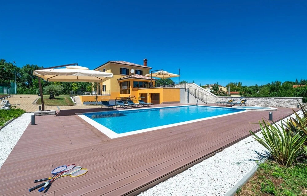 Stunning Home in Sumber with Outdoor Swimming Pool, Hot Tub & 3 Bedrooms