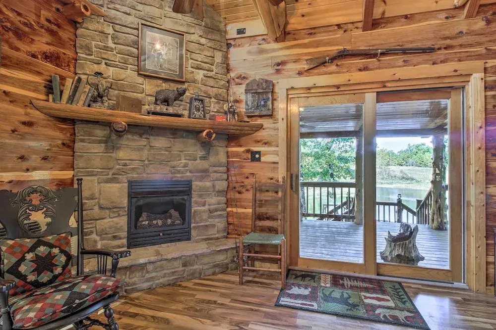 Hot Tub & Fireplace! Macks Creek Cabin on 30 Acres