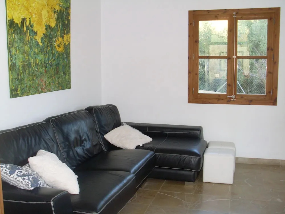Ideal house for families Very quiet area and good access by car