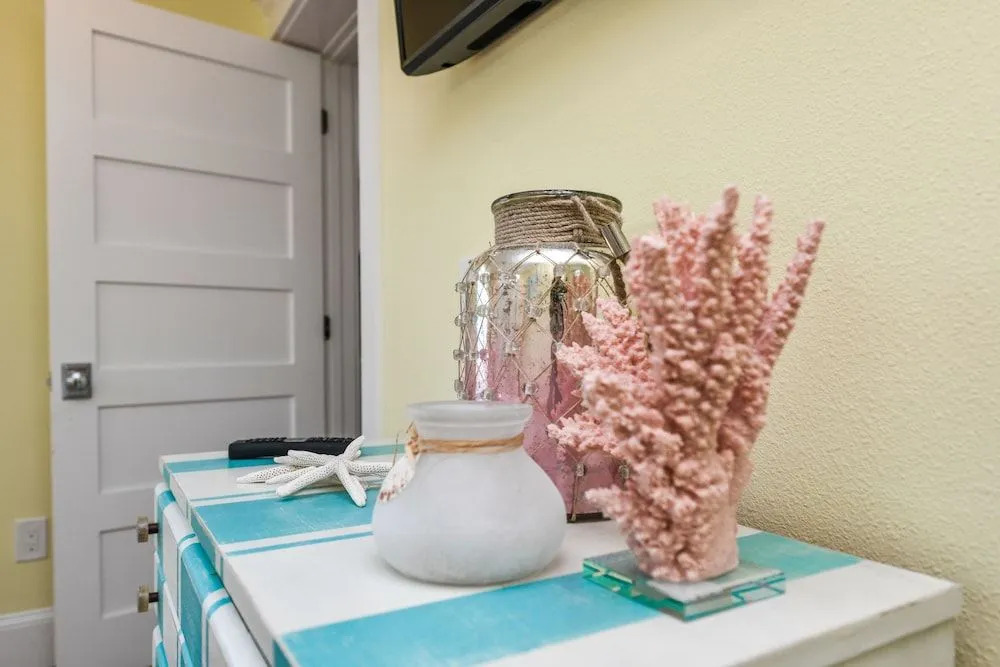 Sea Breeze - Pet Friendly, Located in Siesta Key Village, Steps to Siesta Key Beach