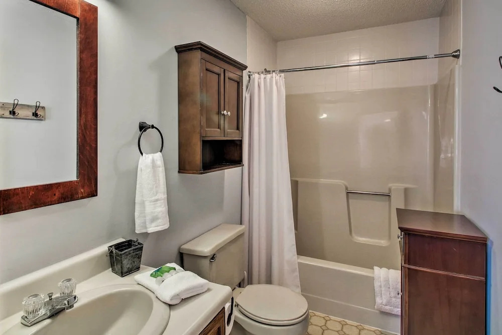 Lincoln Condo w/ Balcony - 6 Mi to Loon Mtn!
