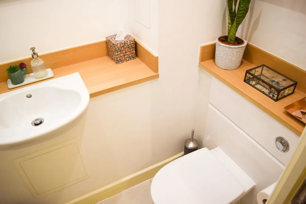 Modern 1 Bedroom House in Pontoon Dock